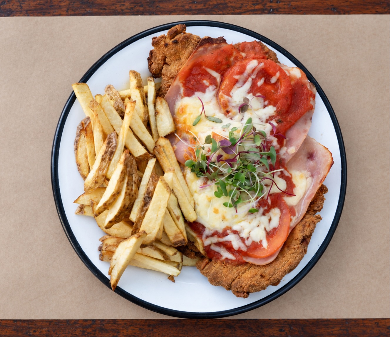 Milanesa napolitana con papas caseras de Cantina Charrúa